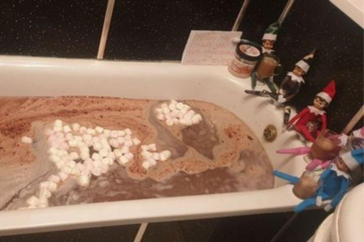 Julie encheu a banheira com chocolate quente e marshmallows