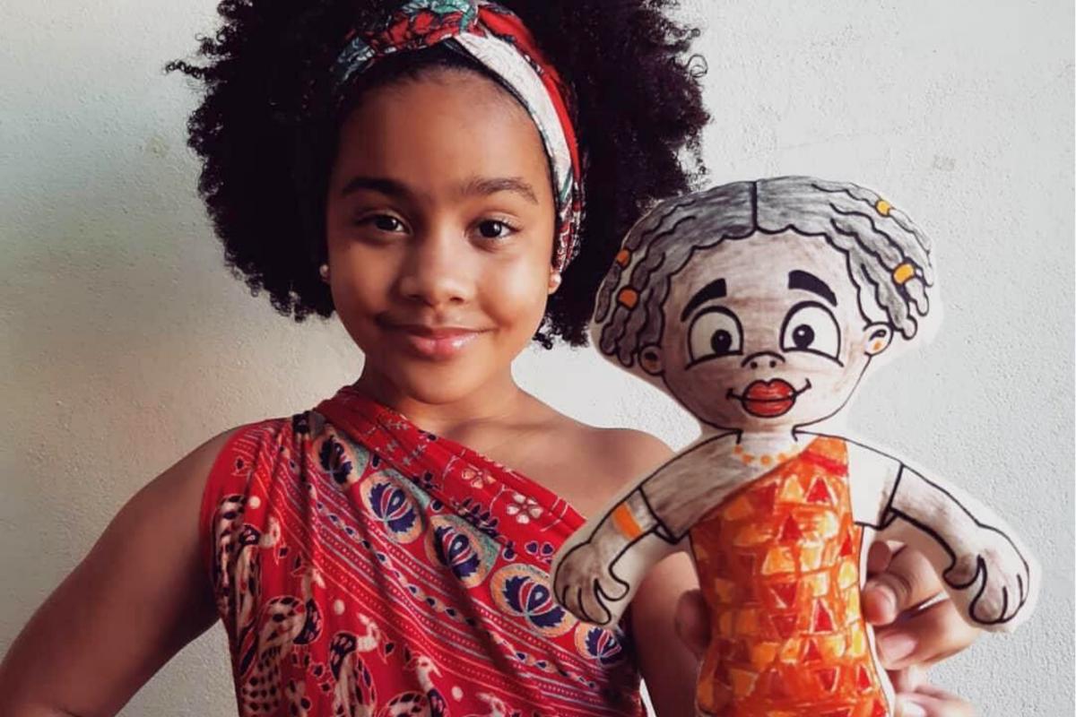Influencer mirim Laís Helena (@lala.helena13) com a boneca Dandara