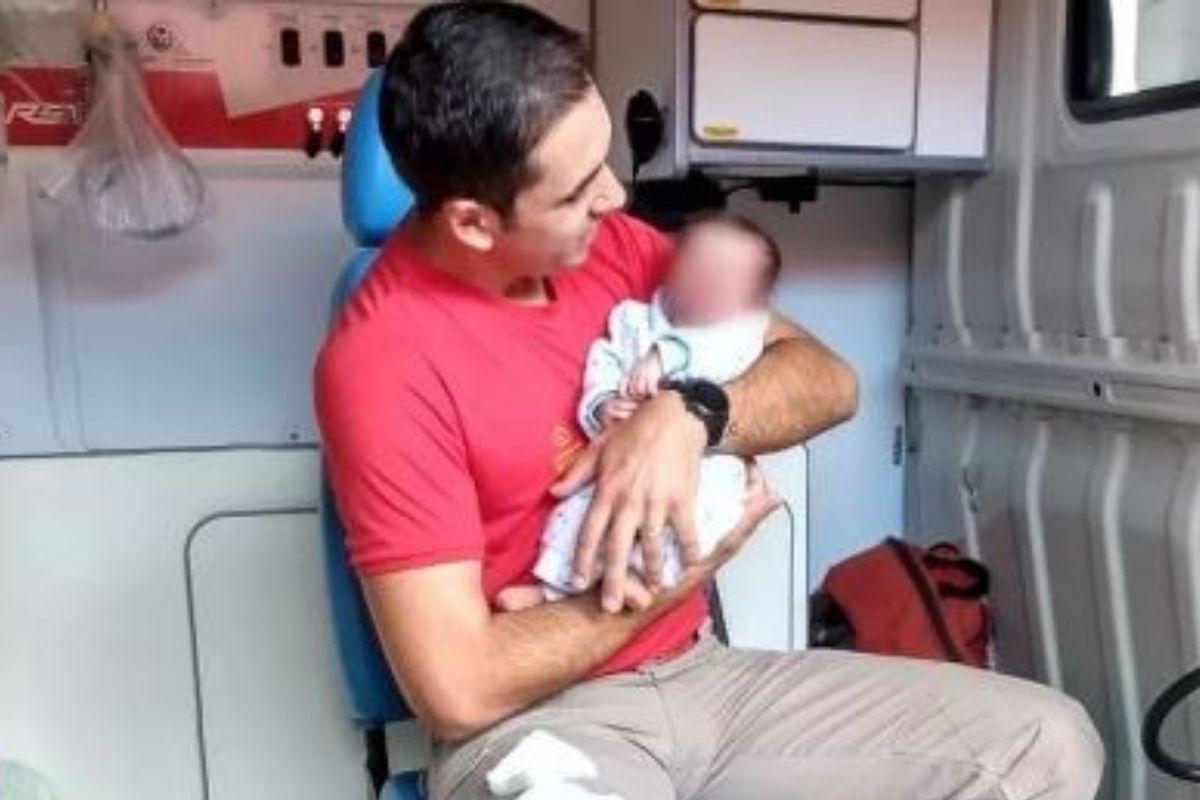 O bombeiro salvou a vida do bebê que engasgou com o leite materno