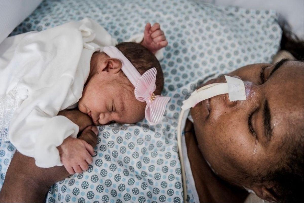 Mãe chora ao ver filha após cinco meses