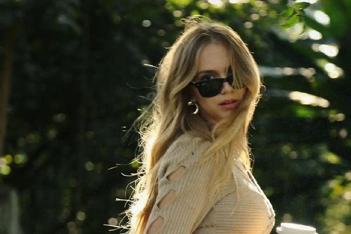 Isabella Scherer foi elogiada ao compartilhar foto da barriga um mês após o parto dos filhos