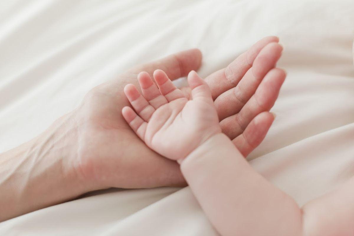Não é recomendado o uso de álcool em gel nas mãos do bebê