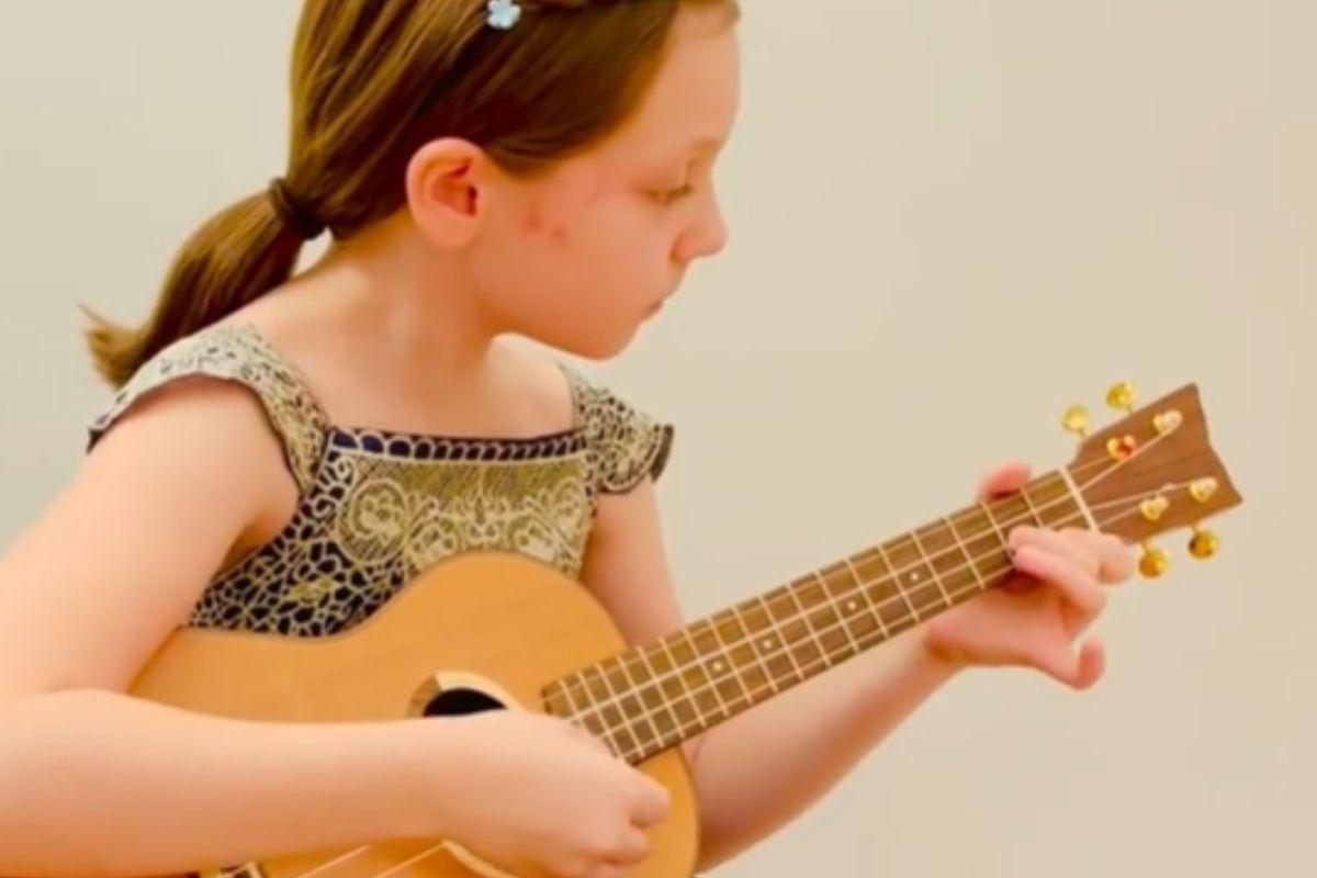 Menina Toca Bach no Ukulele