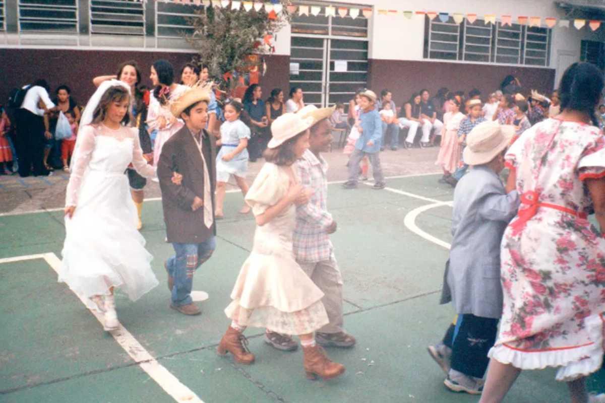 Leidiane e Caio em 2004 na festa junina escolar, na qual foram a noiva e o noivo de brincadeira
