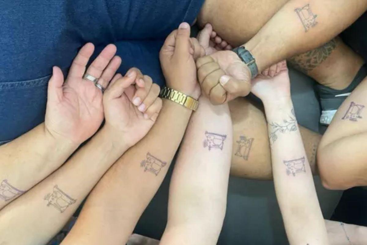 Familiares fazem tatuagem em homenagem à dona Maria