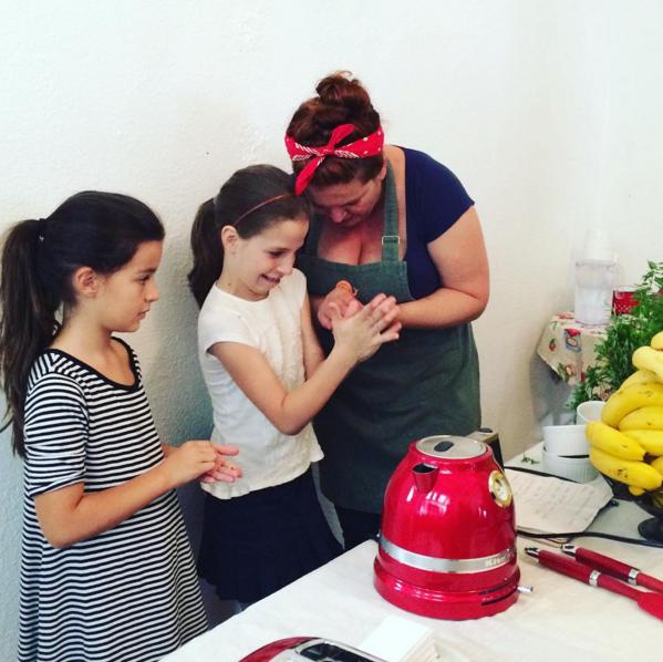 A cozinheira e nossa colunista Bia Goll ensinando as crianças a preparem a papinha sem fogão!