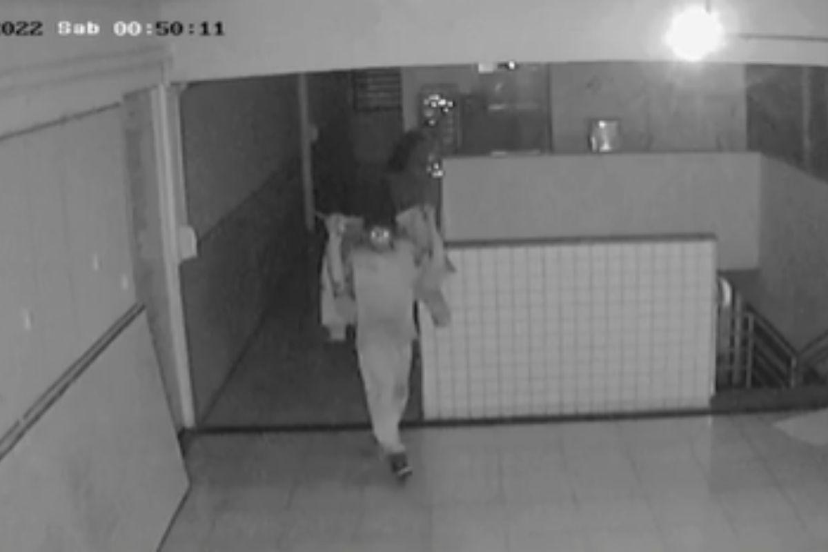 Homens assaltam escola em SP