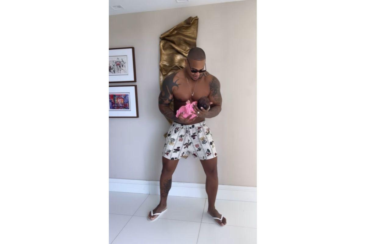 Leo Santana publica vídeo dançando com a filha