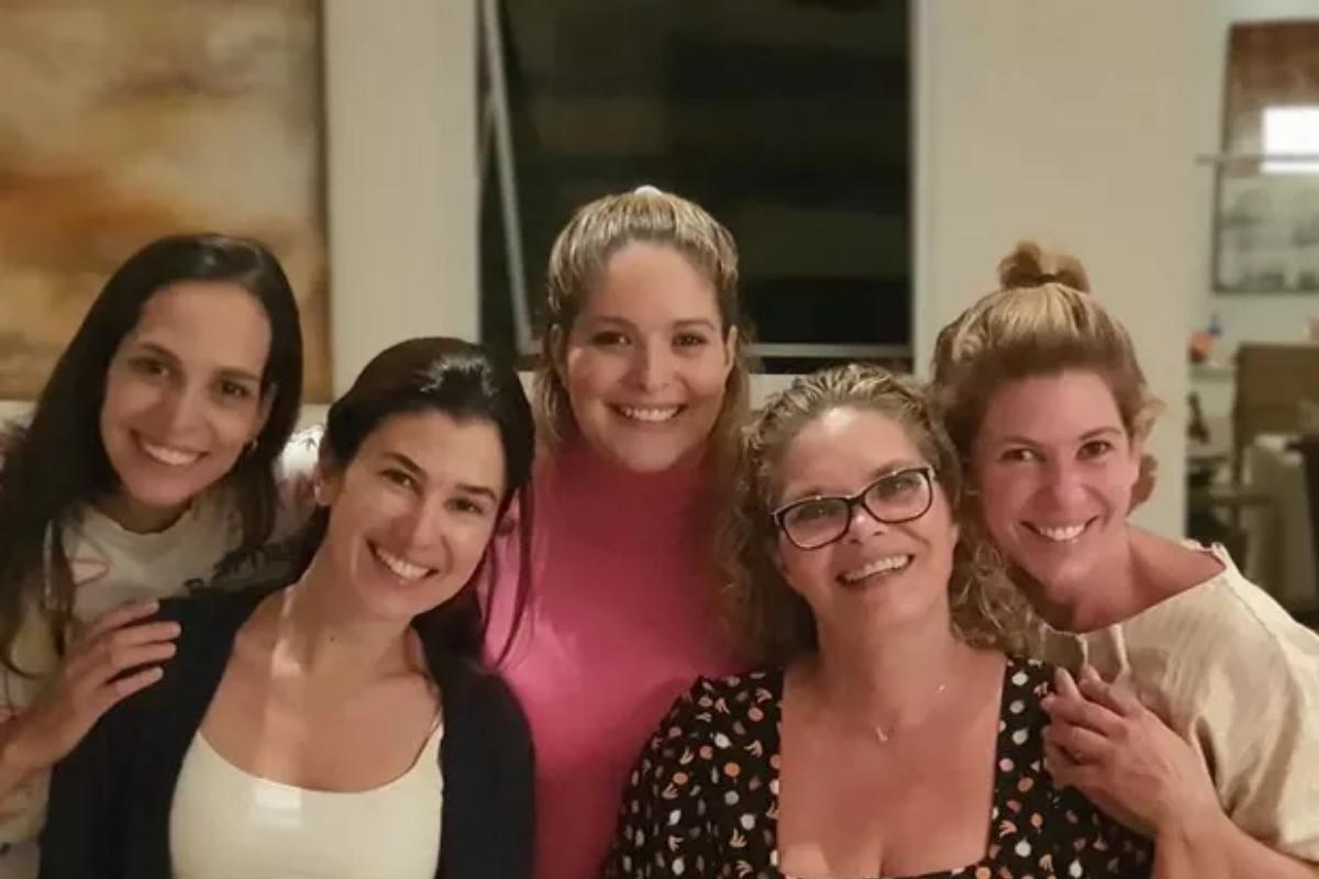 Família Abravanel reunida pelo BBB22: Vivian, Renata, Ligia, Cintia e Daniela -irmãs, mãe e tias de Tiago