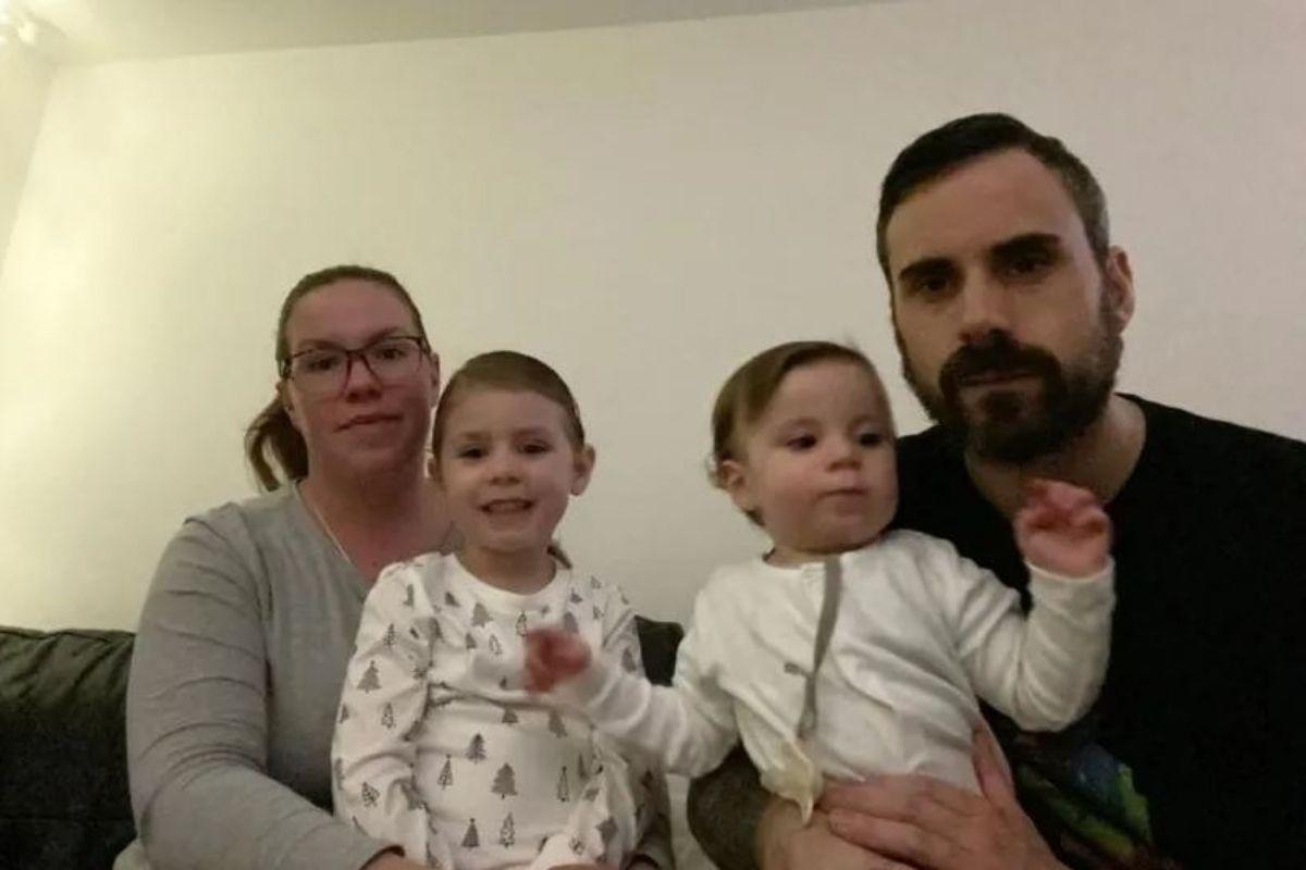 A mãe precisa escolher entre dar banho nos filhos ou lavar a louça por conta do frio