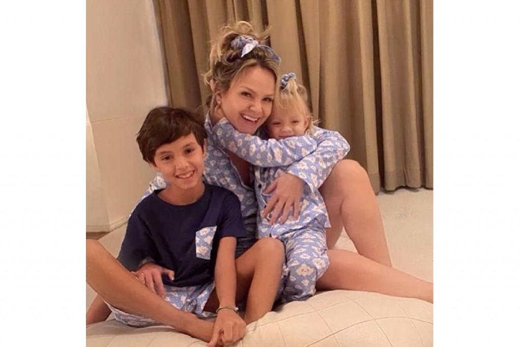 Eliana sai de férias ao lado da família em jatinho particular: “Vamos com Deus”