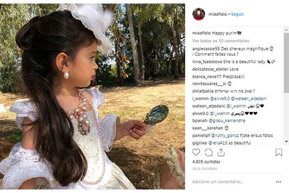 Mia também fez um ensaio com roupas à moda antiga (Foto: Reprodução/ Instagram @miaaflalo)