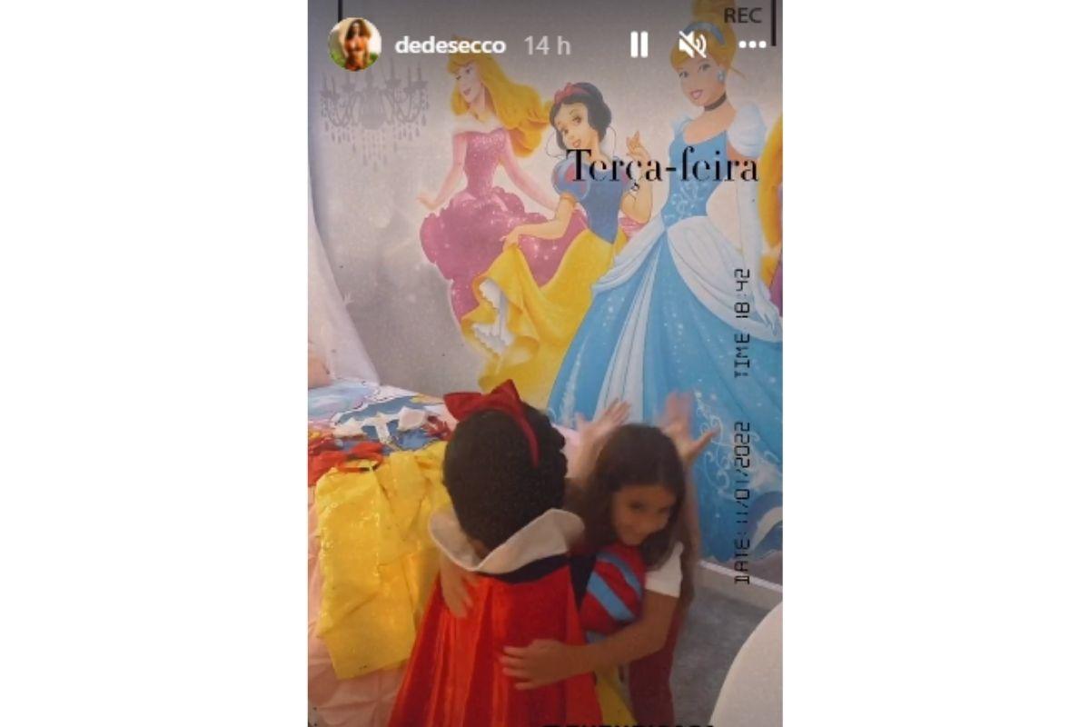 Momento que Maria Flor encontra Branca de Neve, uma das Princesas da Disney