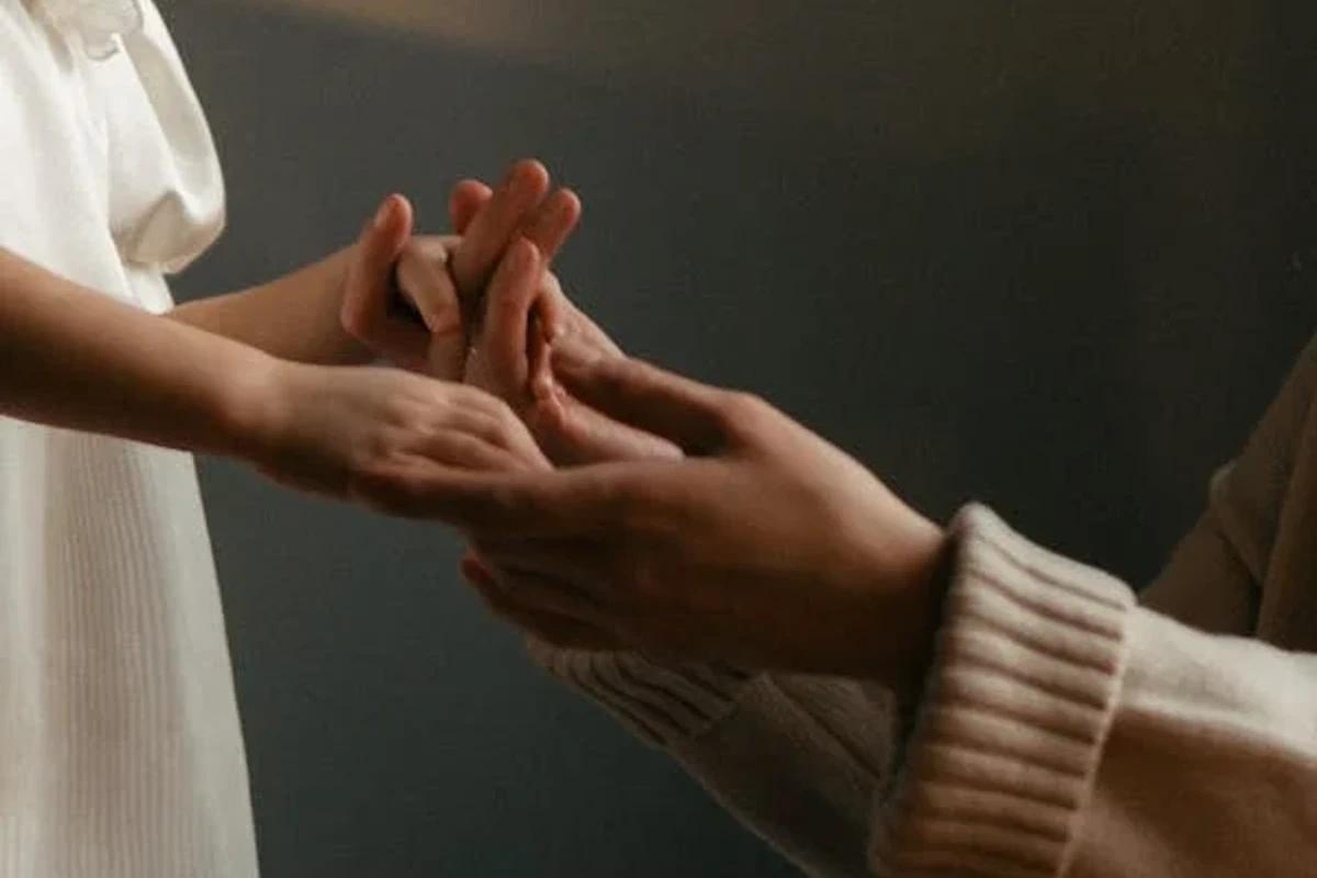 Criança dando as mãos para a mãe