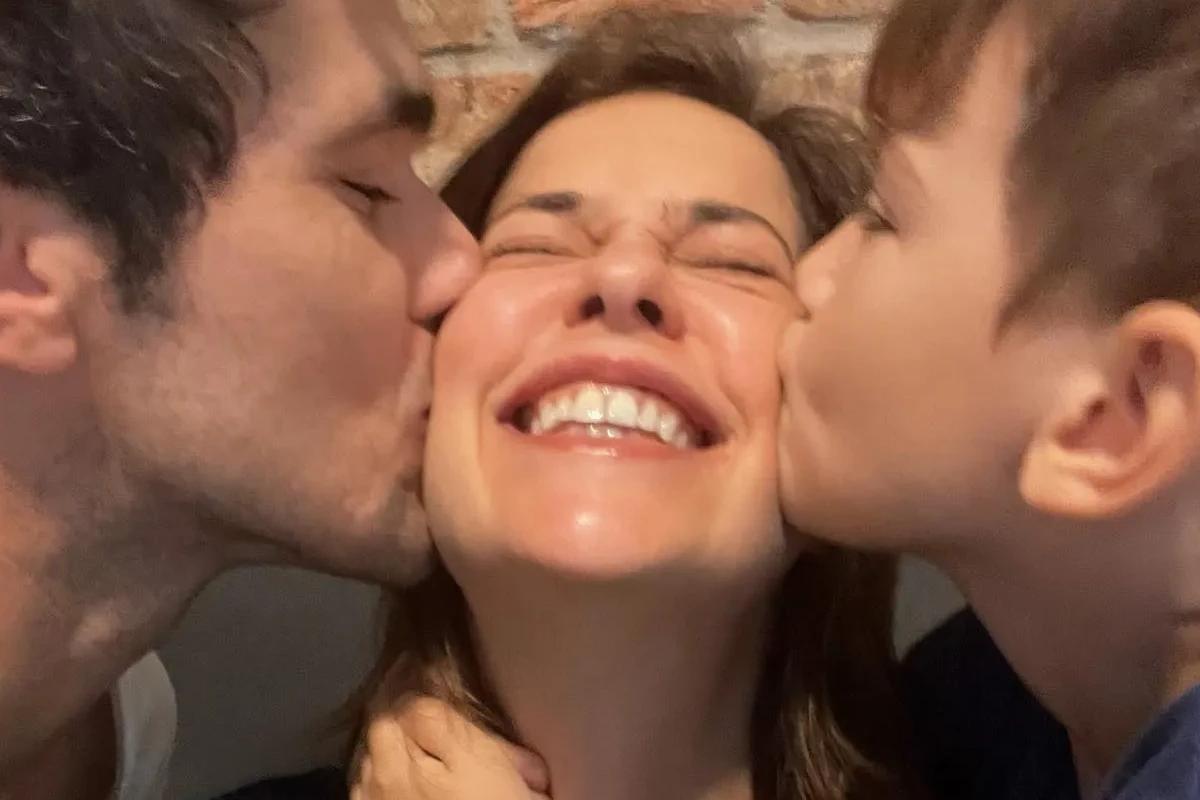 pai e filho beijando a mãe