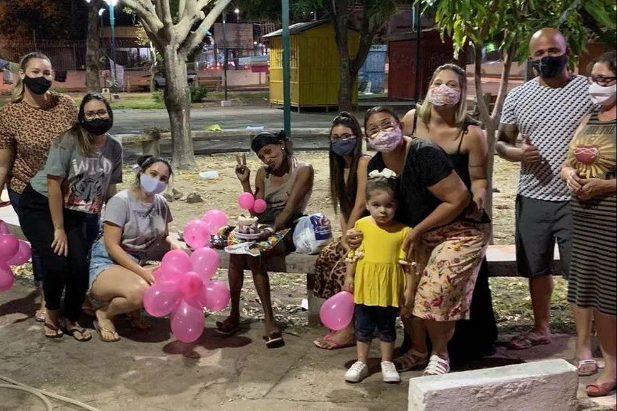Momento da ação solidária organizada por Maria Clara