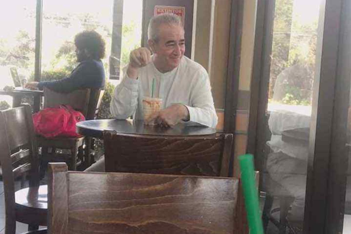 Pai em uma mesa distante, enquanto acompanha a filha no encontro