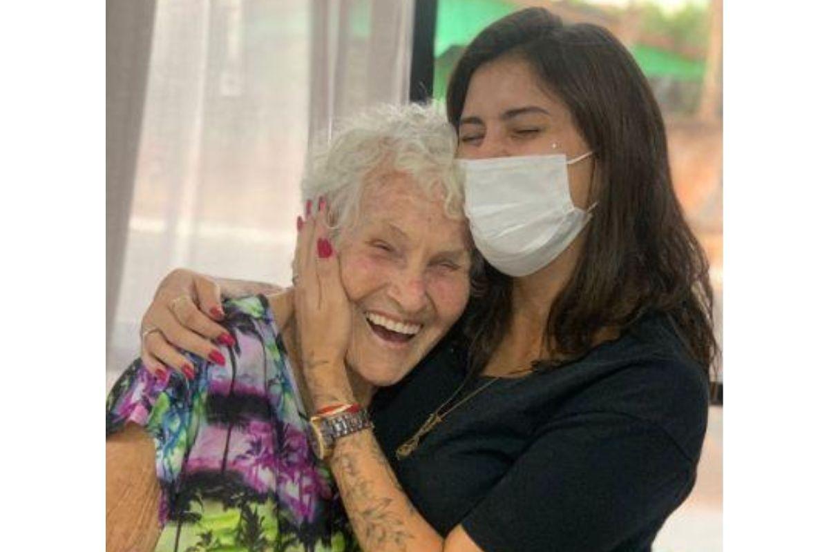 Dona Brasilina fez um coração delicado no pulso