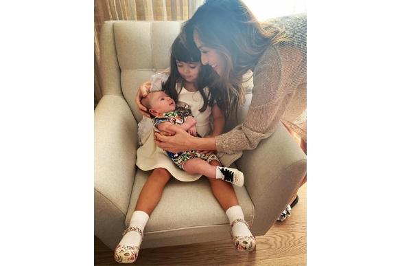 Sabrina Sato publicou uma foto de Manuela, sua sobrinha, segurando Zoe (Foto: Reprodução Instagram / @sabrinasato)