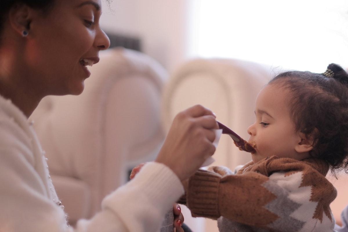Mãe alimentando o filho
