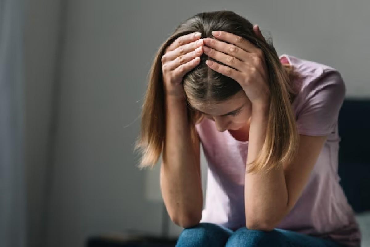 Menina com as mãos na cabeça preocupada