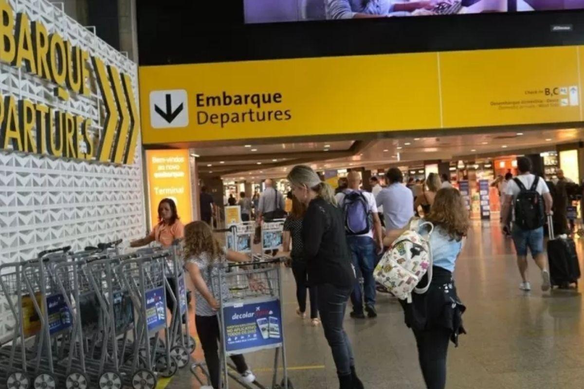 O garoto foi encontrado no Aeroporto Internacional de Guarulhos (SP)