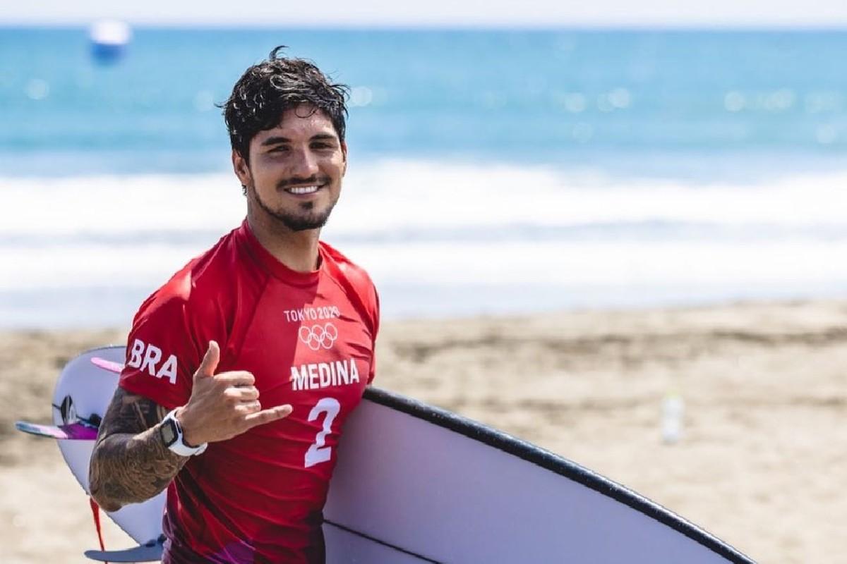 Gabriel Medina compartilhou uma foto no Instagram ao lado do pai para dar os parabéns