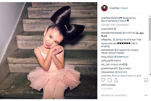 Mia fez um ensaio como bailarina com penteado grande de laço (Foto: Reprodução/ Instagram @miaaflalo)