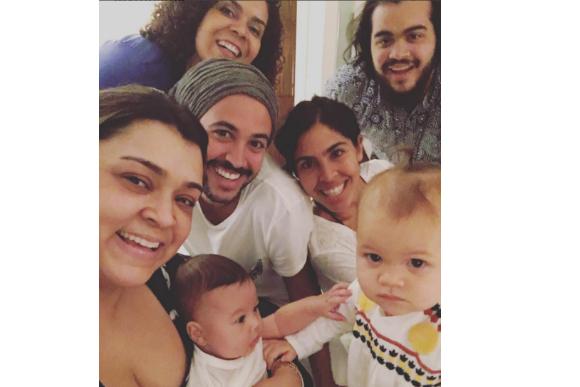 bela gil e preta gil com caçulas da família