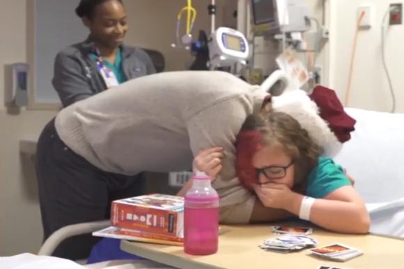 Frame de Obama durante visita à hospital infantil (Escritório Pessoal de Barack Obama/The Washington Post/Reprodução)