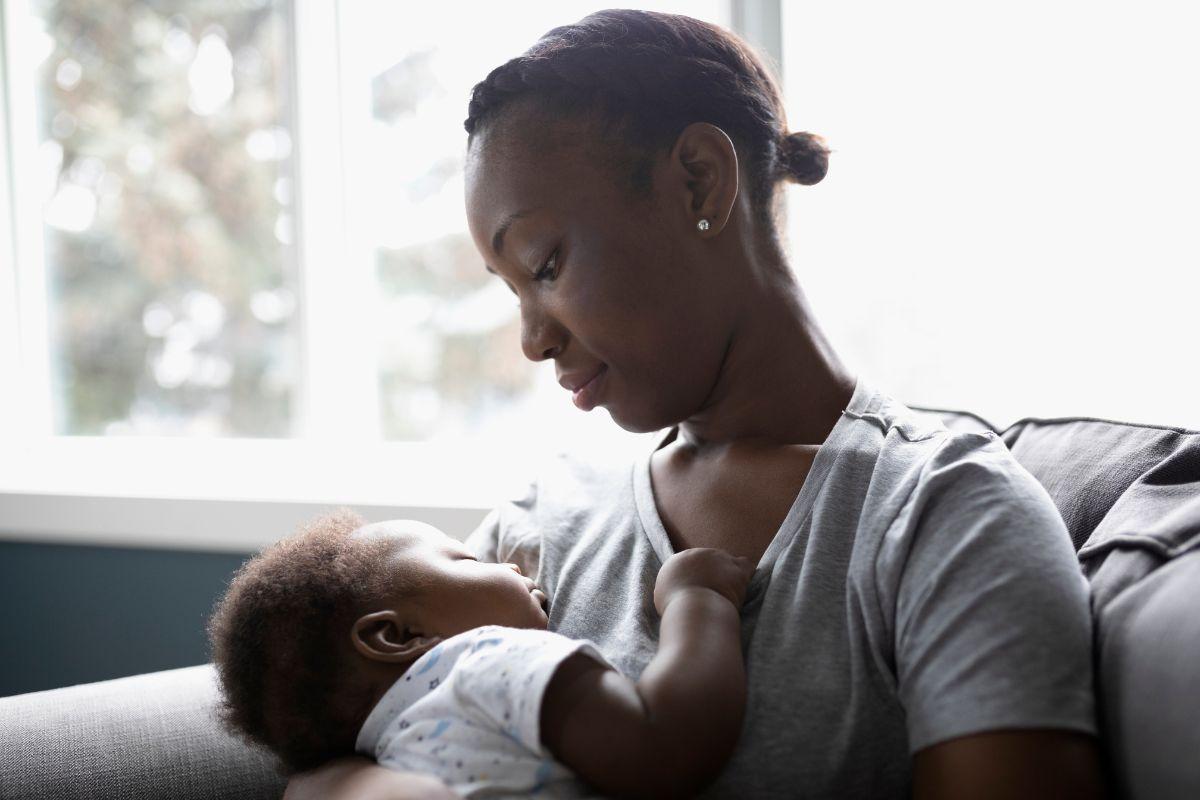 Mãe com bebê no colo