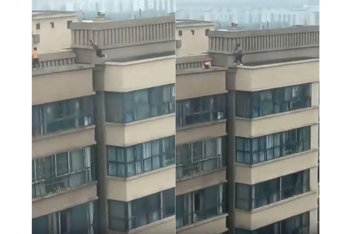 Crianças pulando de um prédio para o outro