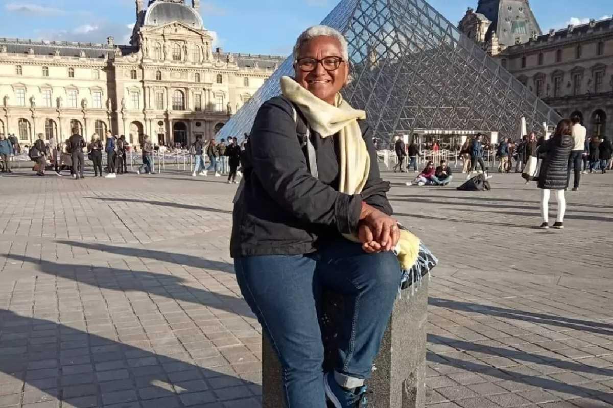 A mulher está fazendo mochilão pela Europa com o dinheiro da aposentadoria