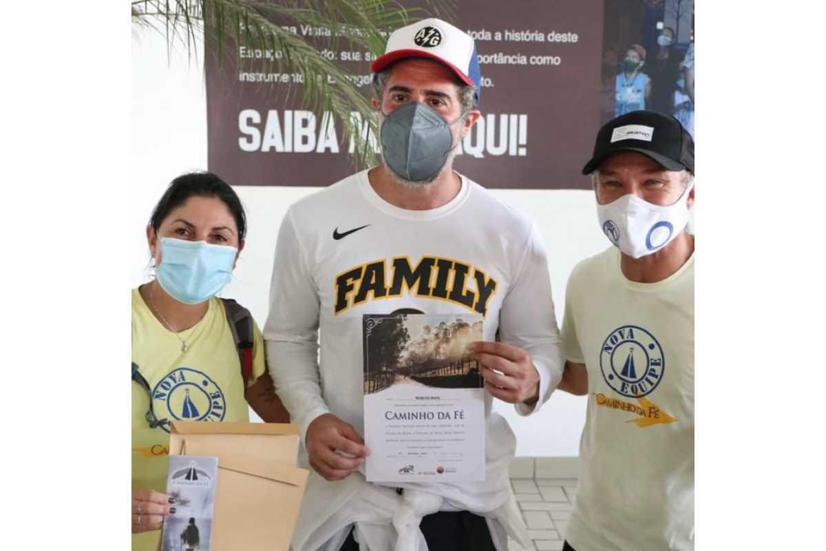 Marcos Mion recebeu o carinho e apoio da família ao cumprir uma promessa
