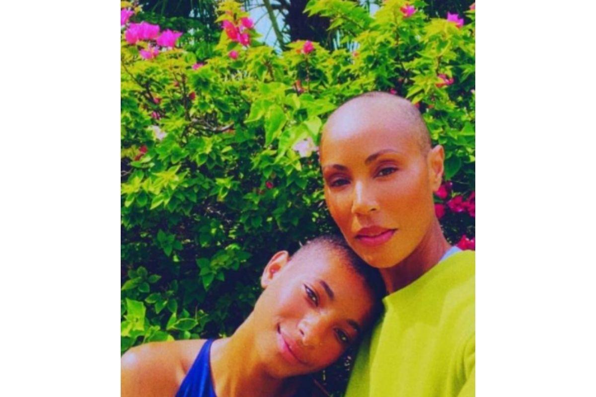 Jada Smith conta que foi inspirada a raspar a cabeça pela filha, Willow Smith, após diagnóstico de alopecia