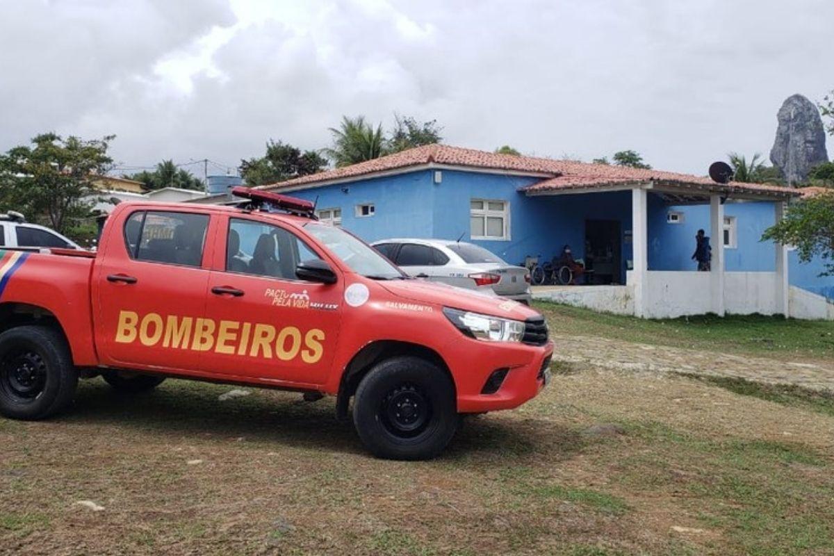 Os bombeiros socorreram a criança