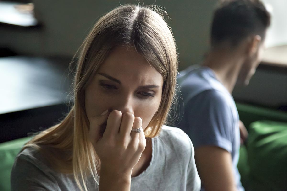 Uma mãe está exausta por ter que cuidar do bebê e fazer jantar para o marido às 2 da manhã