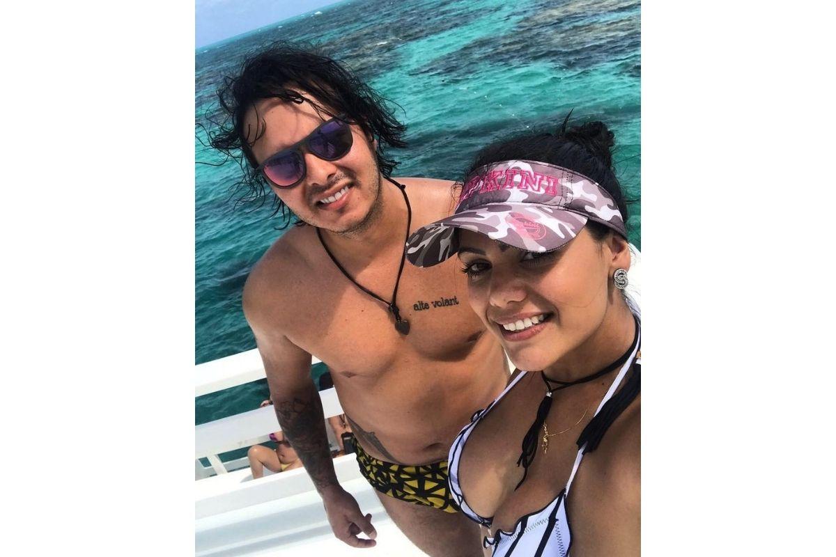 A esposa de Aleksandro relembrou uma foto com o cantor e falou sobre a saudade que sente