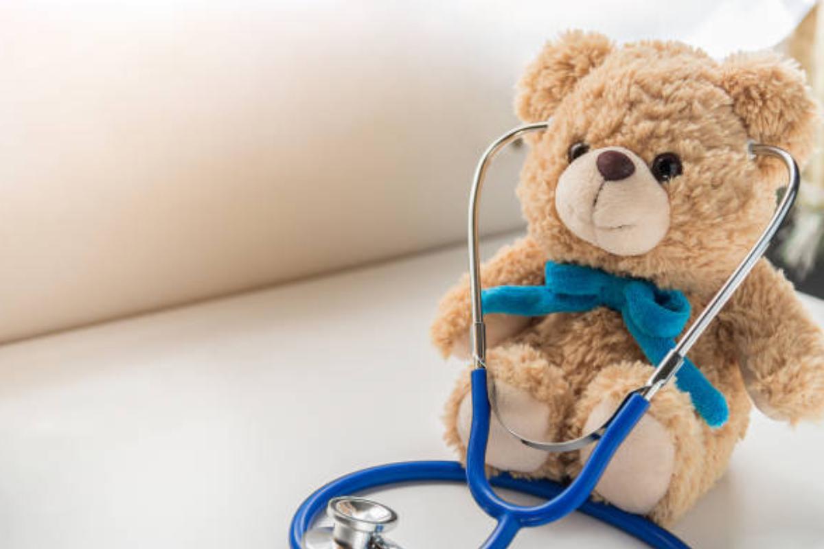 Urso de pelúcia com um estetoscópio