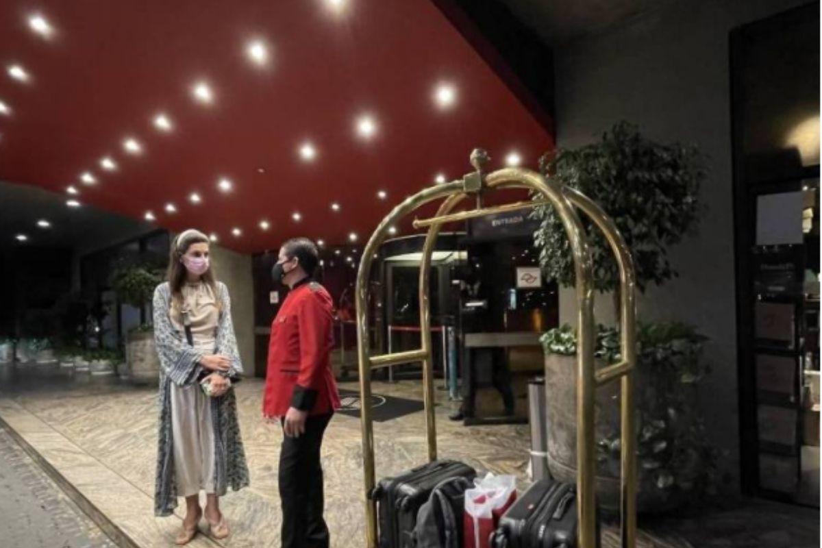 Marina e o namorado tiveram de deixar o hotel