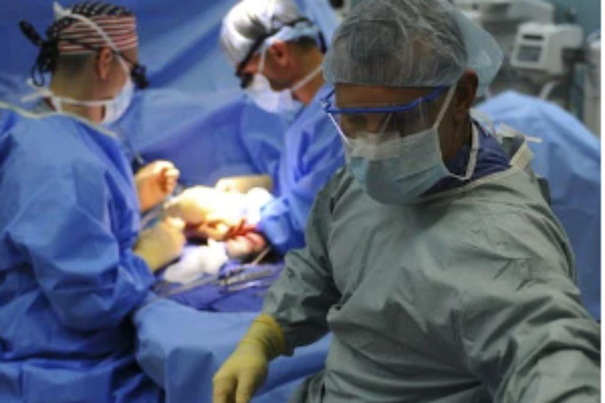 Mulher com tumor gigante nos ovários