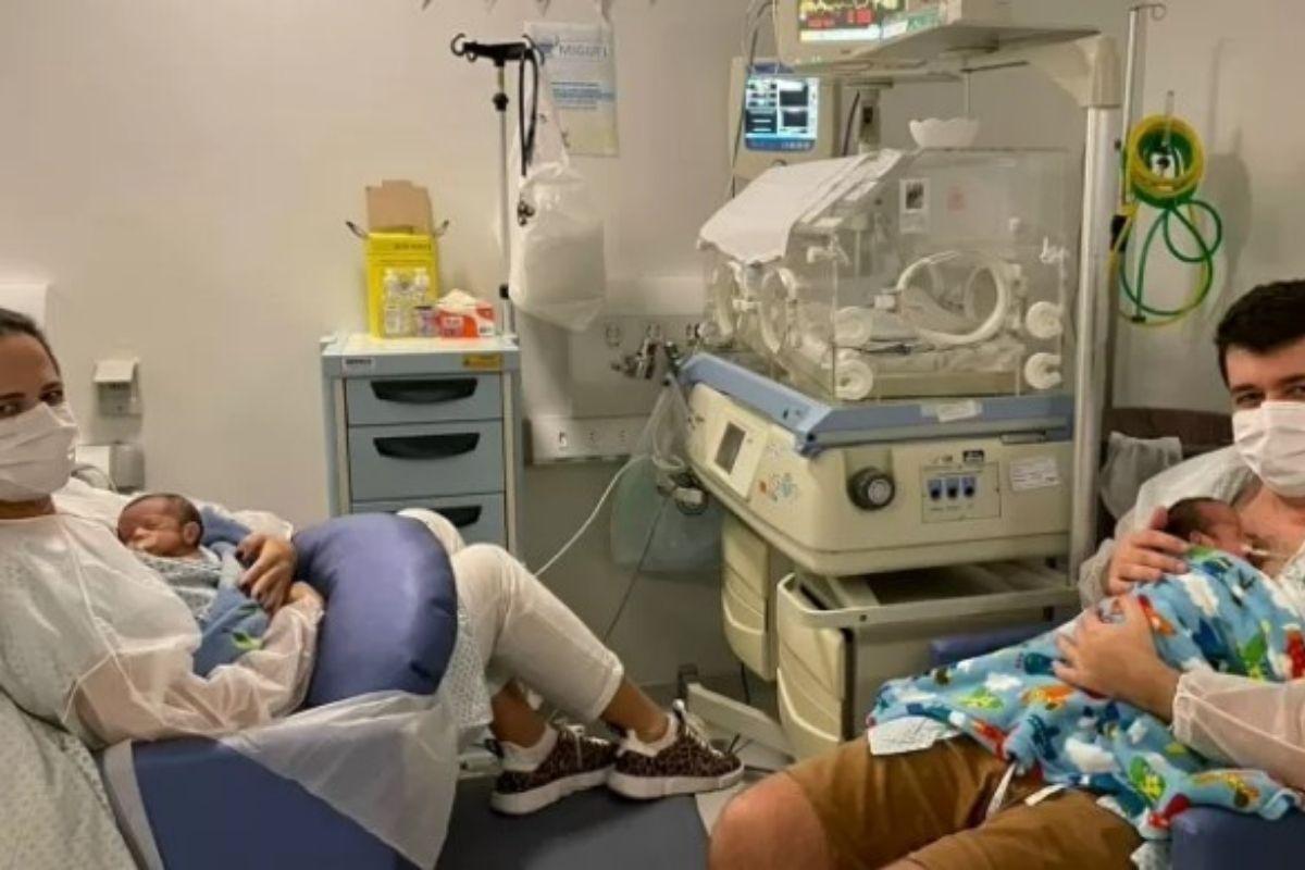 A os bebês precisaram ficar internados por terem nascido prematuros