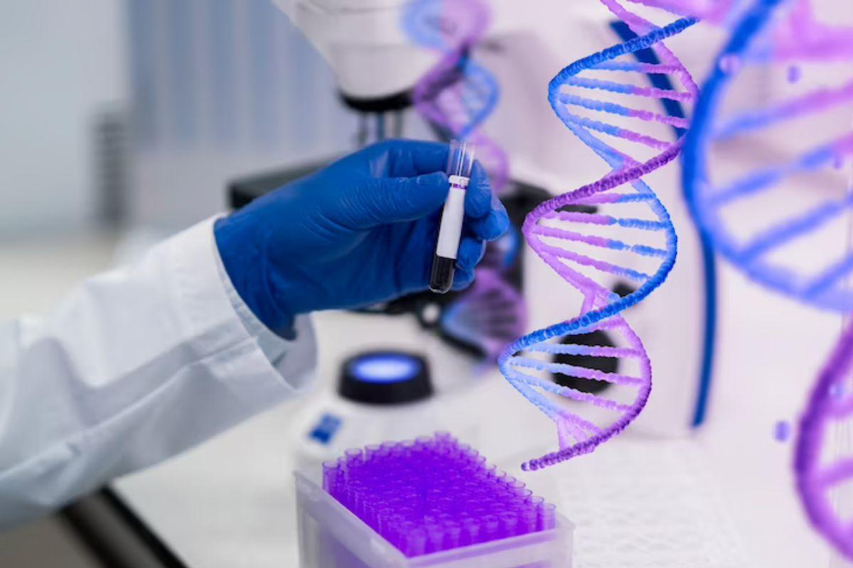 Teste de DNA, exame de DNA, teste de paternidade, exame de paternidade, DNA, mão com luva cirúrgica segurando frasco de exame de sangue, laboratório de exame de sangue, exame de sangue, tubo de sangue