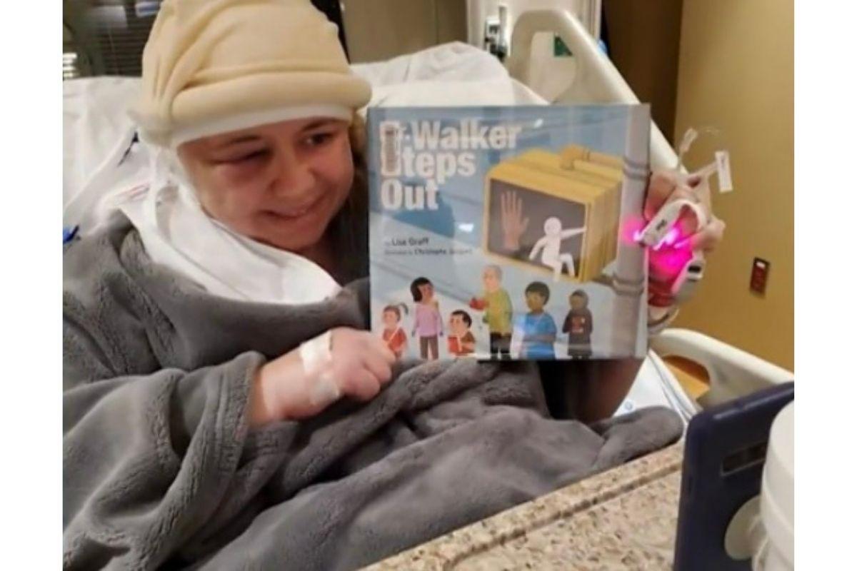 Professora lê livro aos alunos após cirurgia