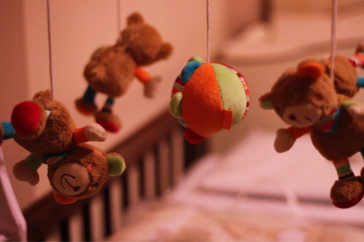 A mãe está arrumando um quarto para o filho e outro para as bonecas