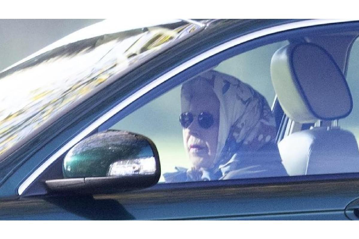 A rainha Elizabeth foi vista dirigindo nos arredores do castelo de Windsor
