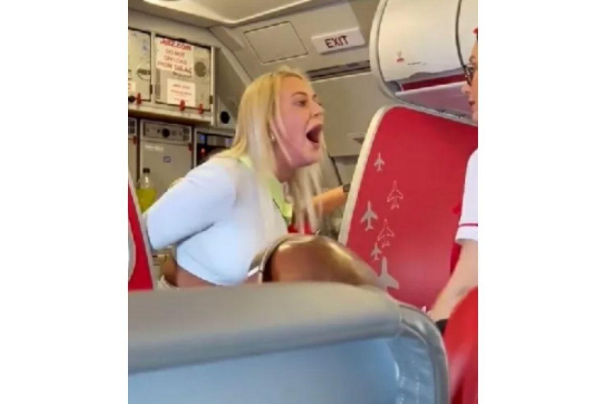 Vídeo mostra mulher agredindo tripulação de voo por se irritar com choro dos bebês durante viagem