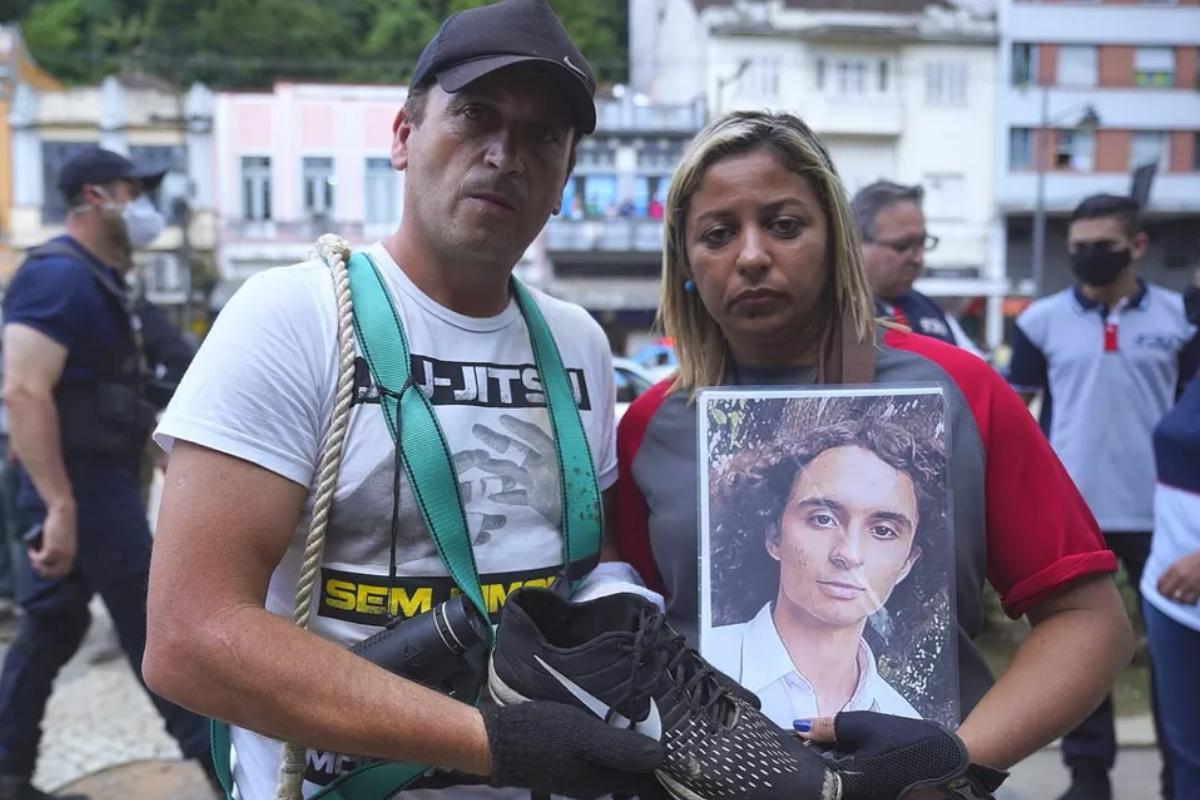 Pai e madrasta de Gabriel com o tênis que foi encontrado no rio (Foto: Reprodução/Cristina Boeckel)