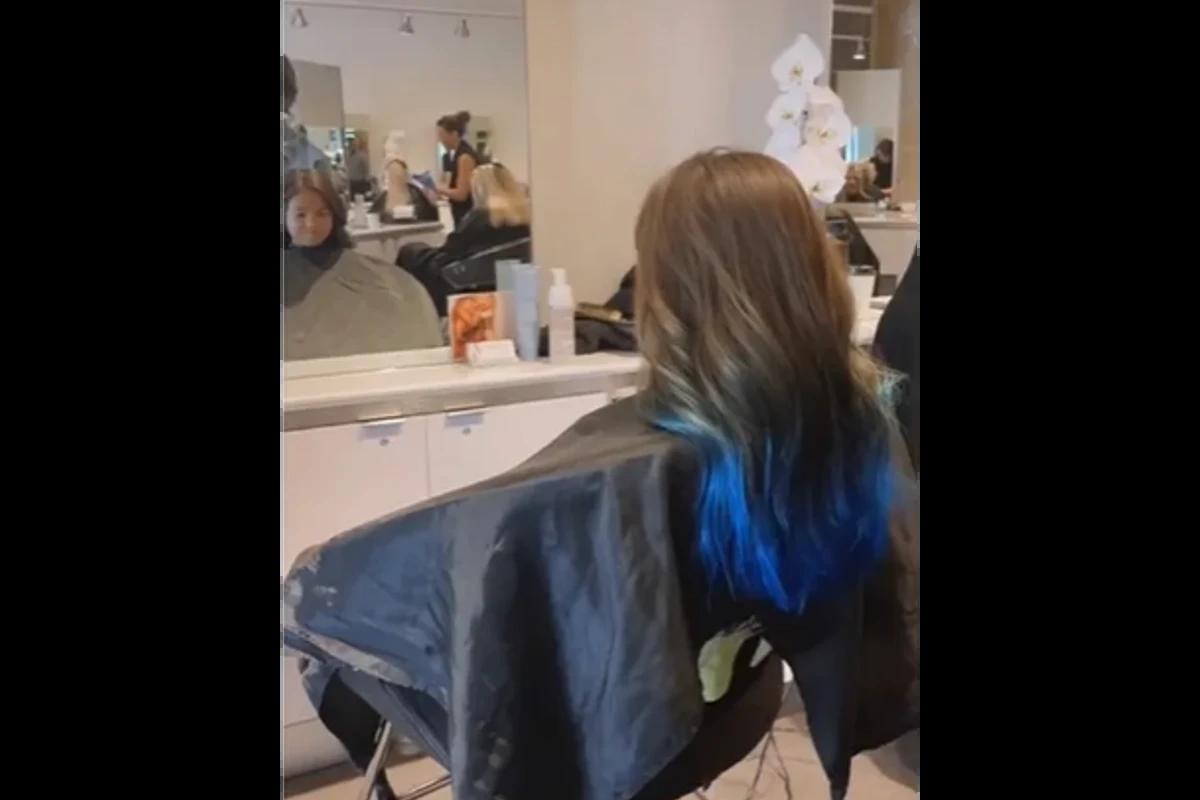 menina com o cabelo azul