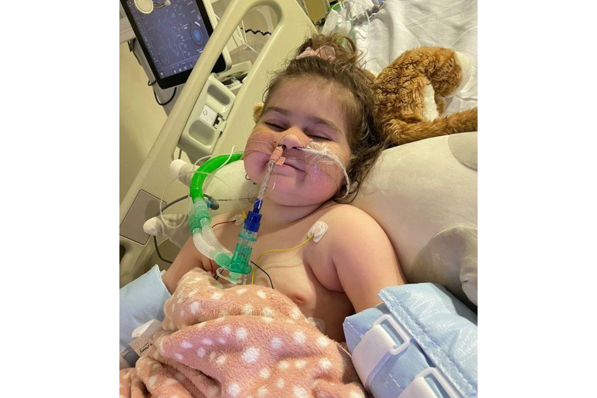 A mãe cantou para a menina nos últimos momentos dela